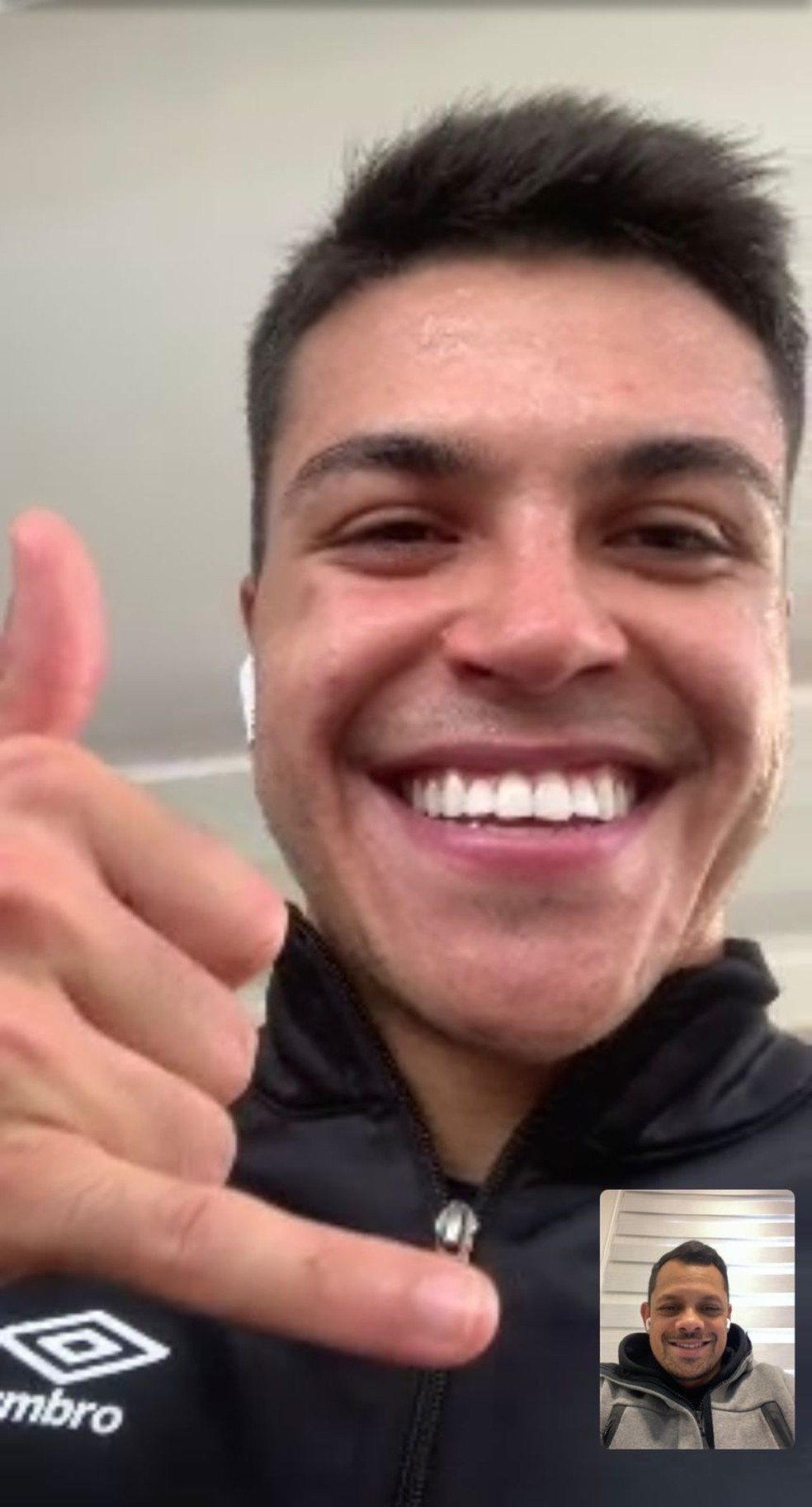 Evertinho, irmão de Giuliano, em atendimento com Roni, do Corinthians — Foto: Arquivo pessoal