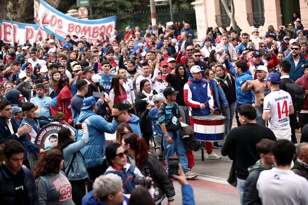 Torcida do Nacional-URU em cortejo fúnebre após velório de Izquierdo na sede social do Nacional-URU — Foto: REUTERS/Mariana Greif