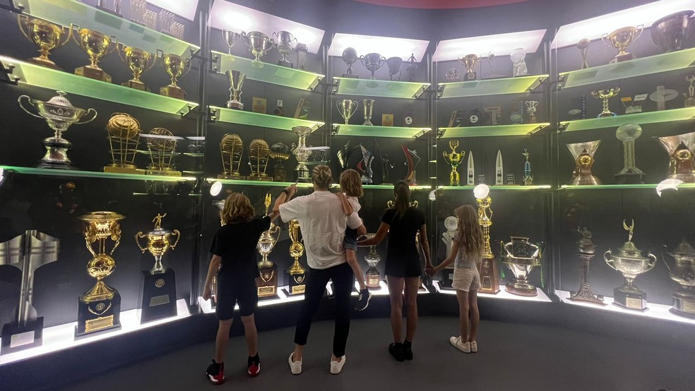 Filipe Luís e a família visitam Museu Flamengo na Gávea — Foto: Letícia Marques / ge