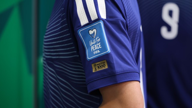 Fifa estampou o patch especial pelo 1000º jogo no uniforme do Japão