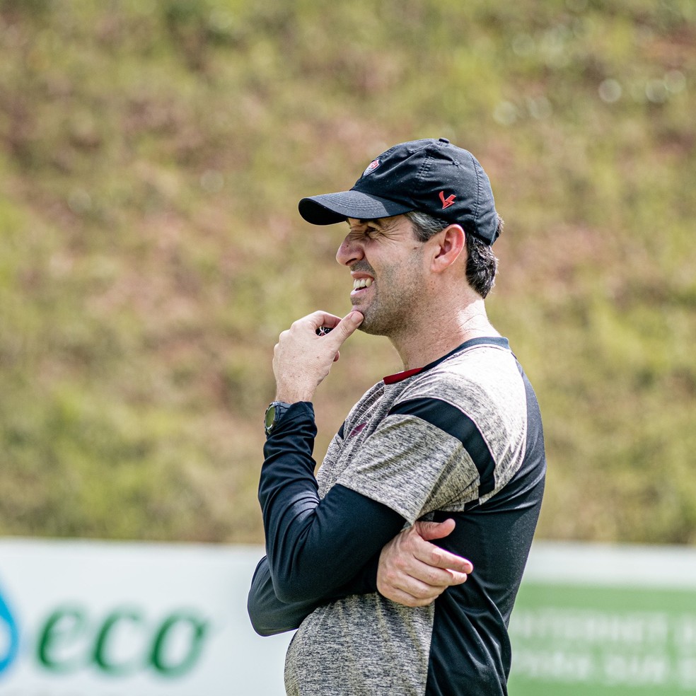 Léo Condé, técnico do Vitória, busca reabilitação na Série B — Foto: Victor Ferreira/ECVitória /Divulgação