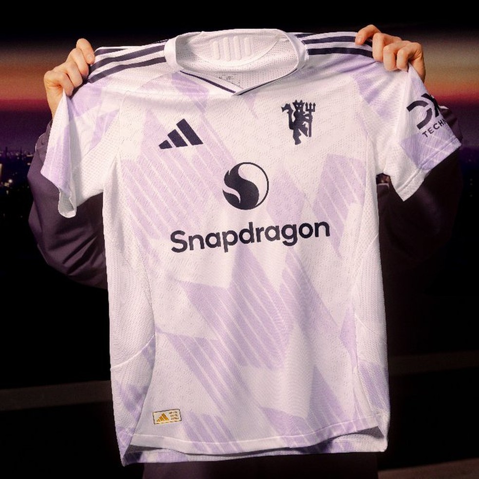 Camisa &eacute; inspirada em uniforme da d&eacute;cada de 1990, que contava com "flocos de neve" &mdash; Foto: Divulga&ccedil;&atilde;o/Manchester United