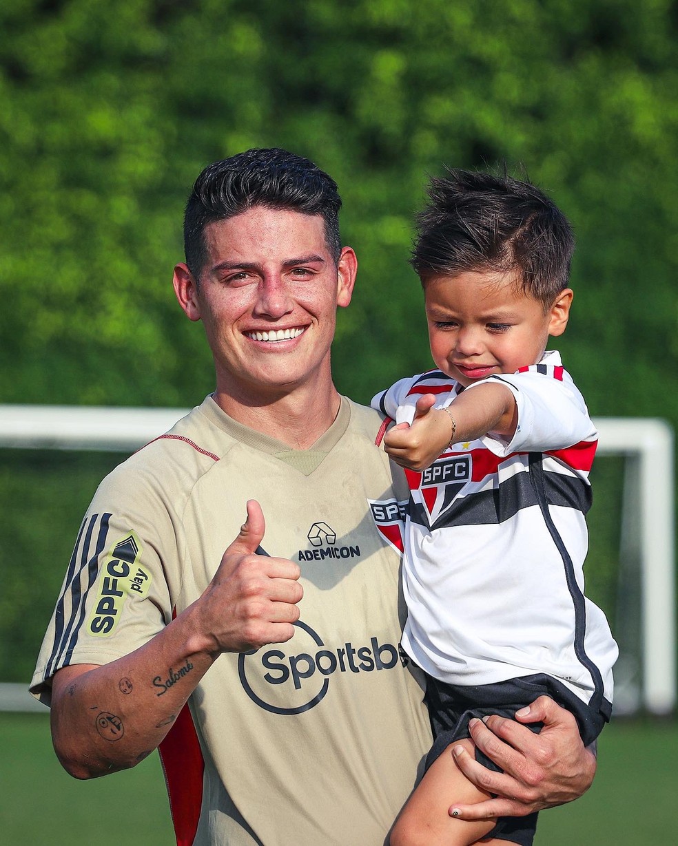James posa com o filho, Samuel, no CT da Barra Funda — Foto: Divulgação/saopaulofc