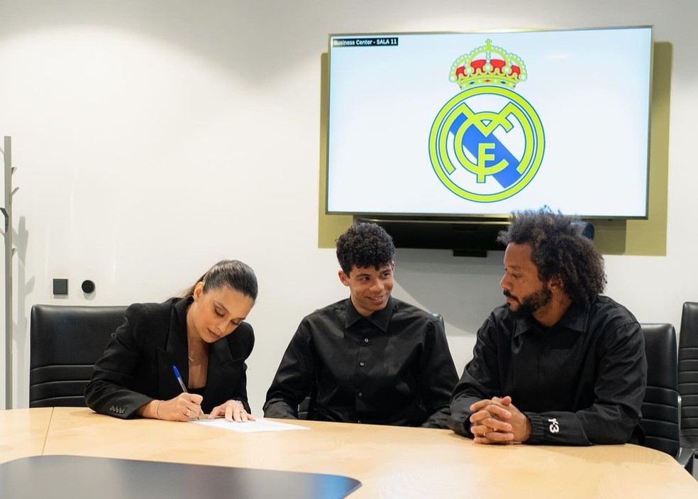Ao lado da mãe, Clarice, e do pai, Marcelo, Enzo Alves assina renovação de contrato com o Real Madrid — Foto: Reprodução/Instagram