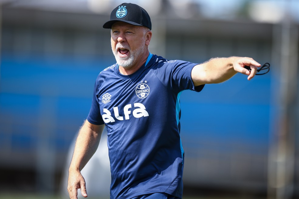 No seu retorno ao Grêmio, Mano Menezes comandou o primeiro treinamento nesta terça-feira — Foto: Lucas Uebel / Grêmio
