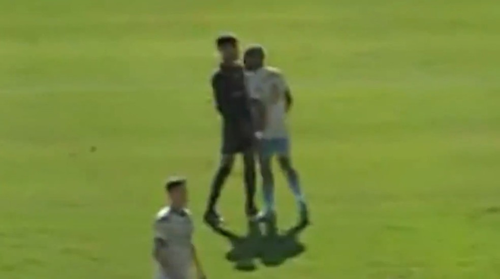 Pulgar e José Martínez brigam em Flamengo x Philadelphia Union — Foto: Reprodução / Sportv