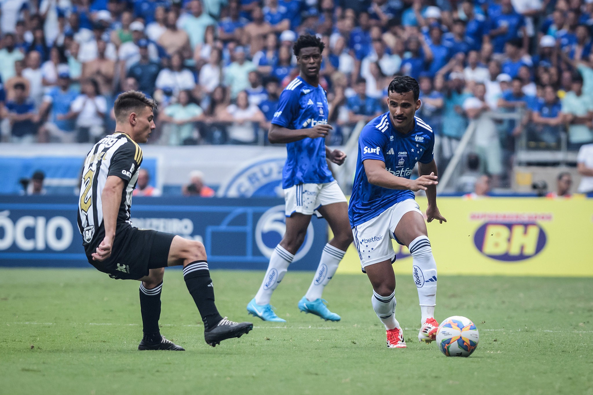 Lateral esquerda: veja o que o Cruzeiro pensa sobre a posição