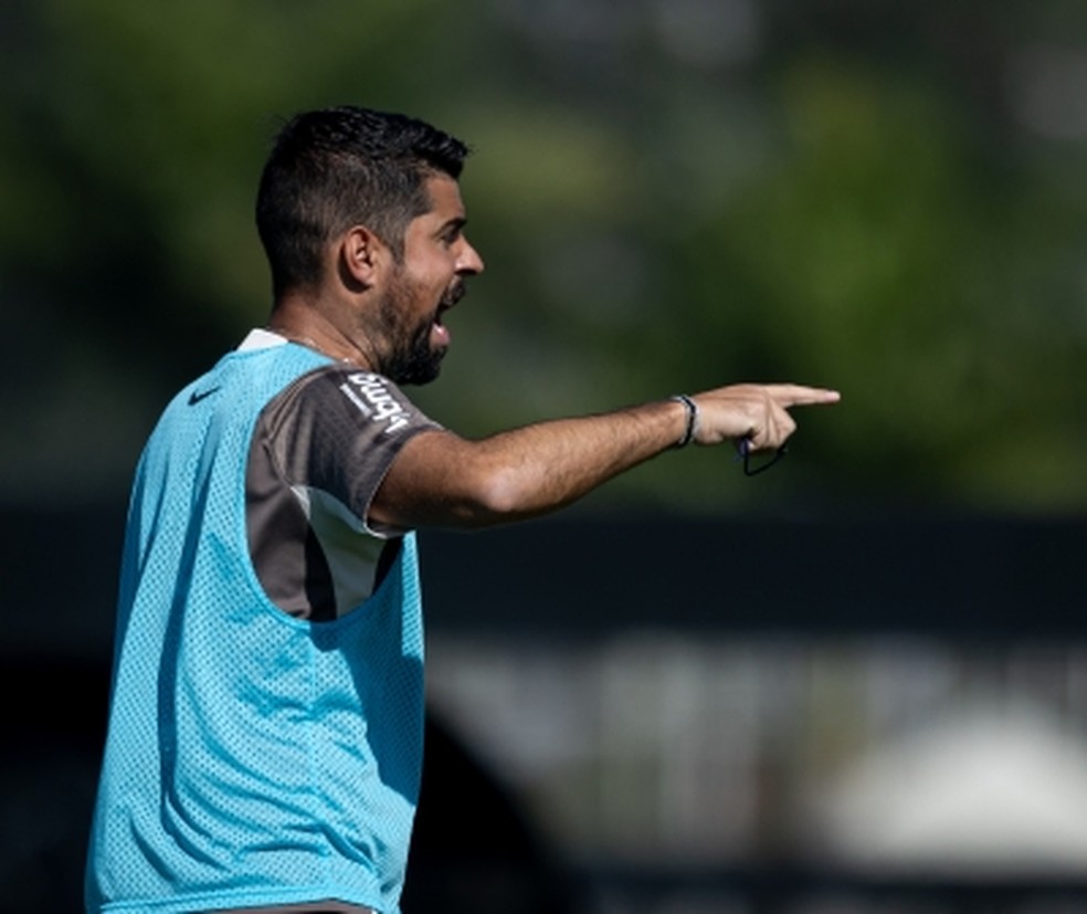 António Oliveira comandando treino no Corinthians — Foto: Rodrigo Coca/Agência Corinthians