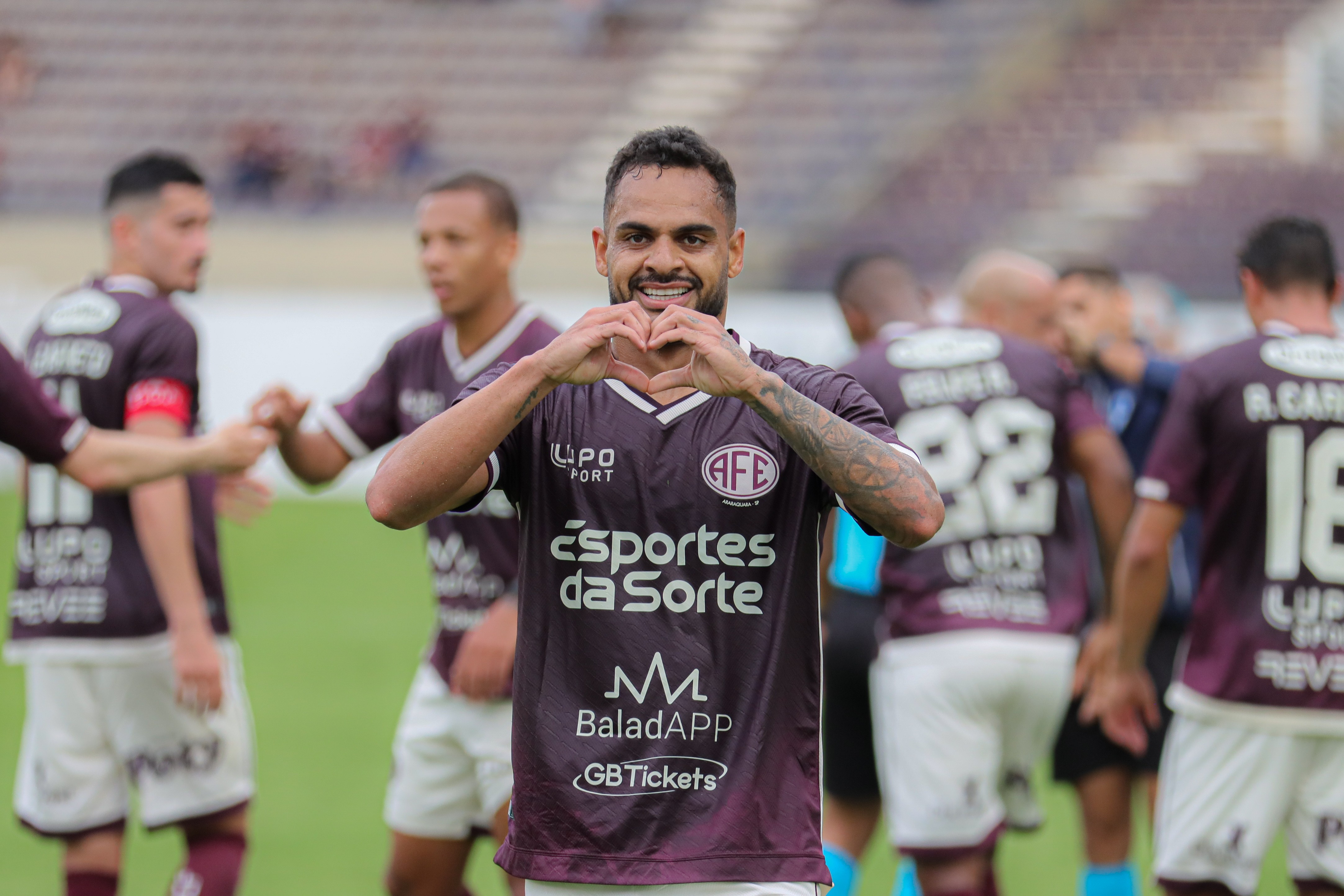 "Não dá tempo de comemorar", diz Juninho após gol da vitória da Ferroviária na 2ª fase da Série C