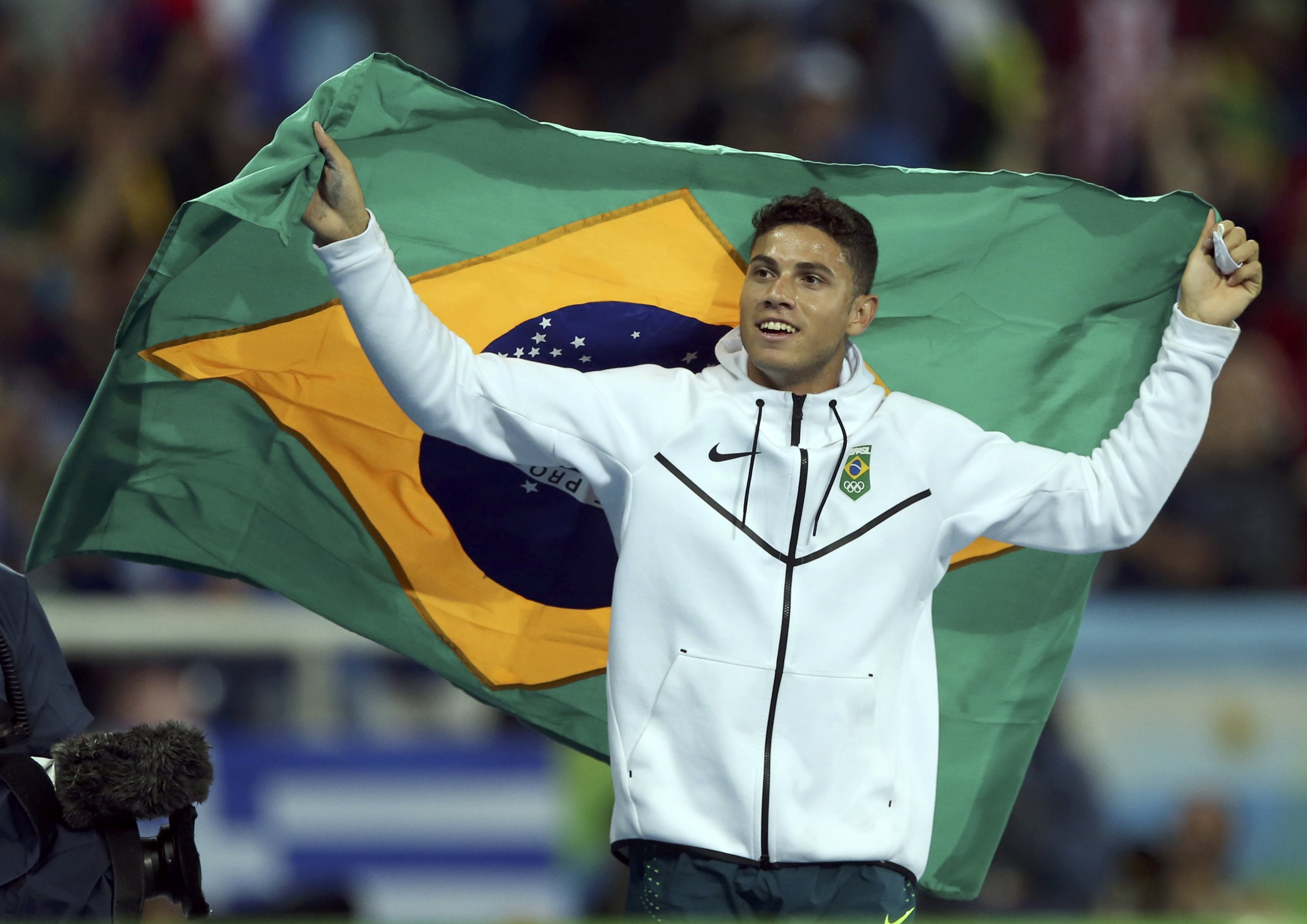 Thiago Braz volta ao Engenhão e salta pela primeira vez no estádio | Ge