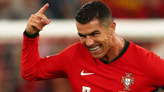 Cristiano Ronaldo comemora gol contra a Esc&oacute;cia