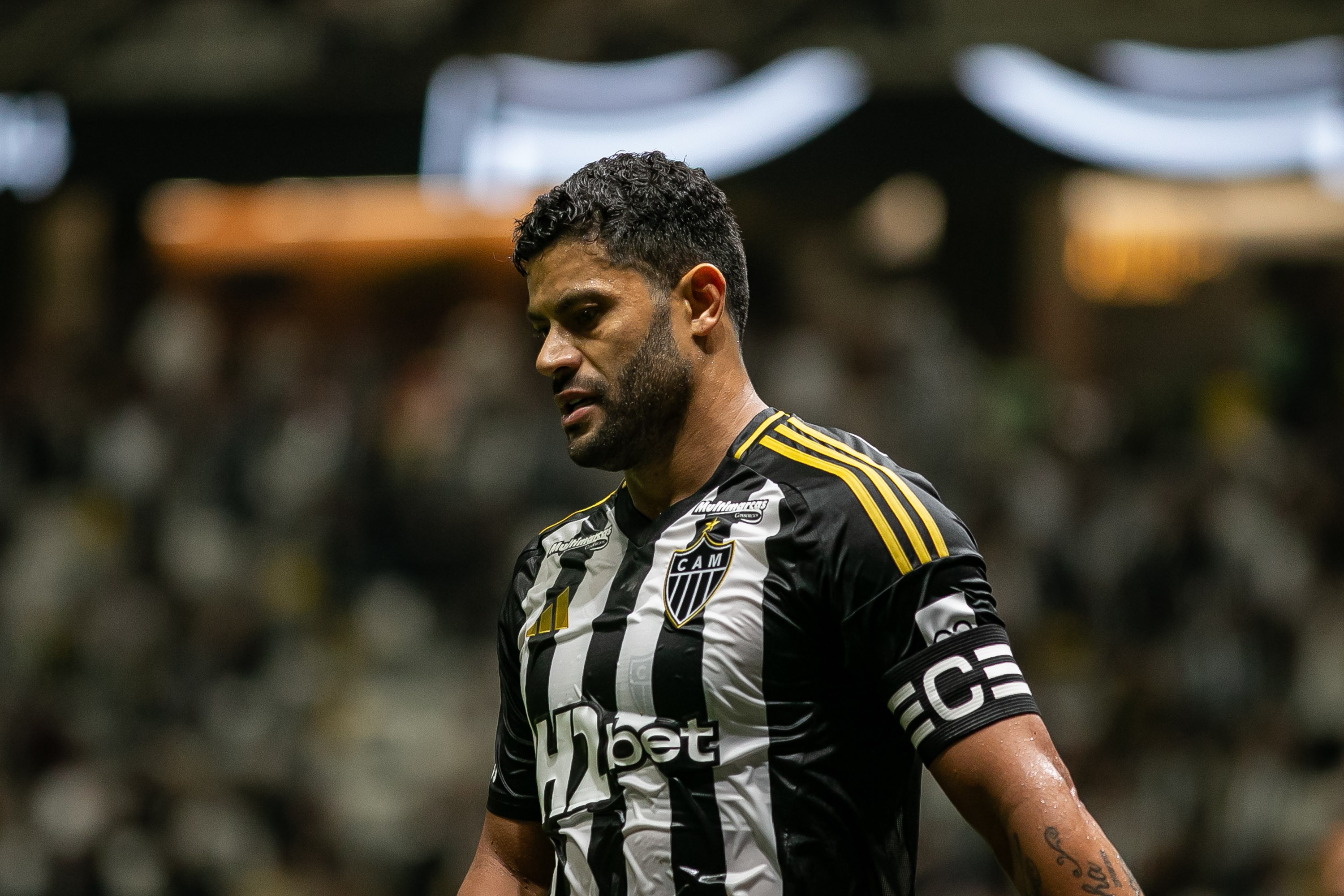 Hulk comenta adaptação ao gramado sintético e desabafa 