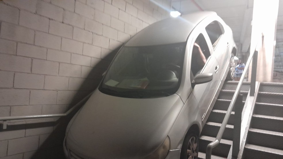 Carro fica preso em escada do Mineirão — Foto: Gabriel Duarte