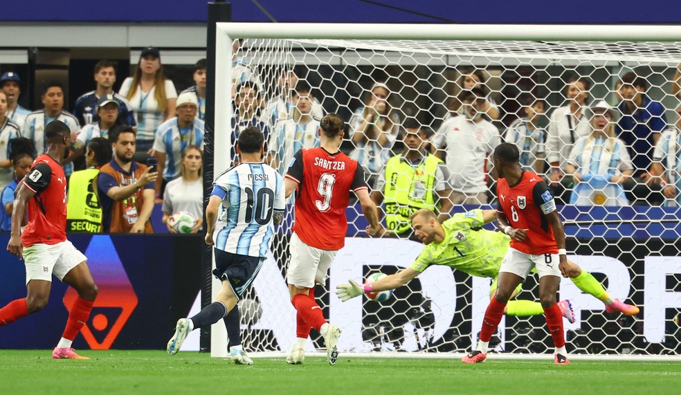 Messi marca para Argentina — Foto: Reuters