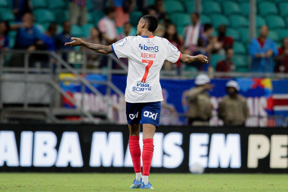 Ademir em ação pelo Bahia — assinar pré-contrato