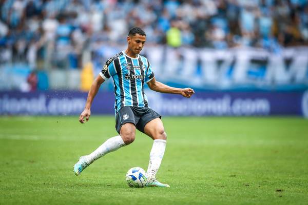 Vitória faz proposta por Bruno Alves, em fim de contrato com o Grêmio