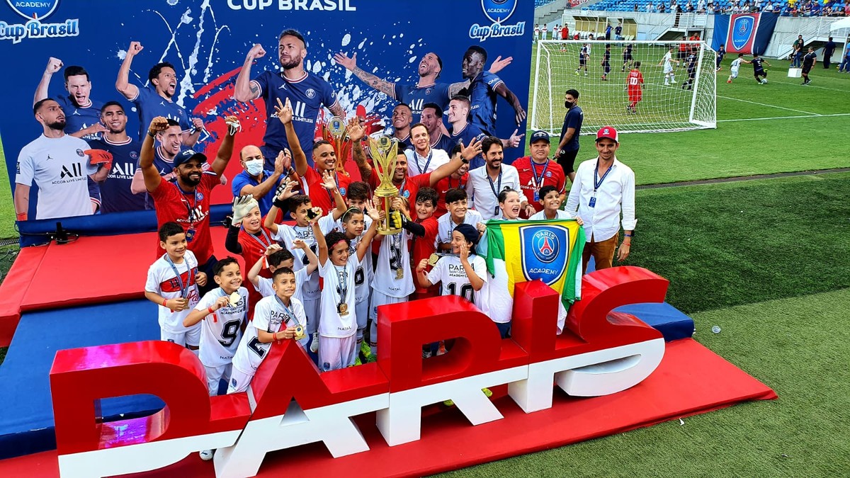 Escolinha do PSG abre primeira turma de futebol feminino no Brasil, Dona  do Campinho