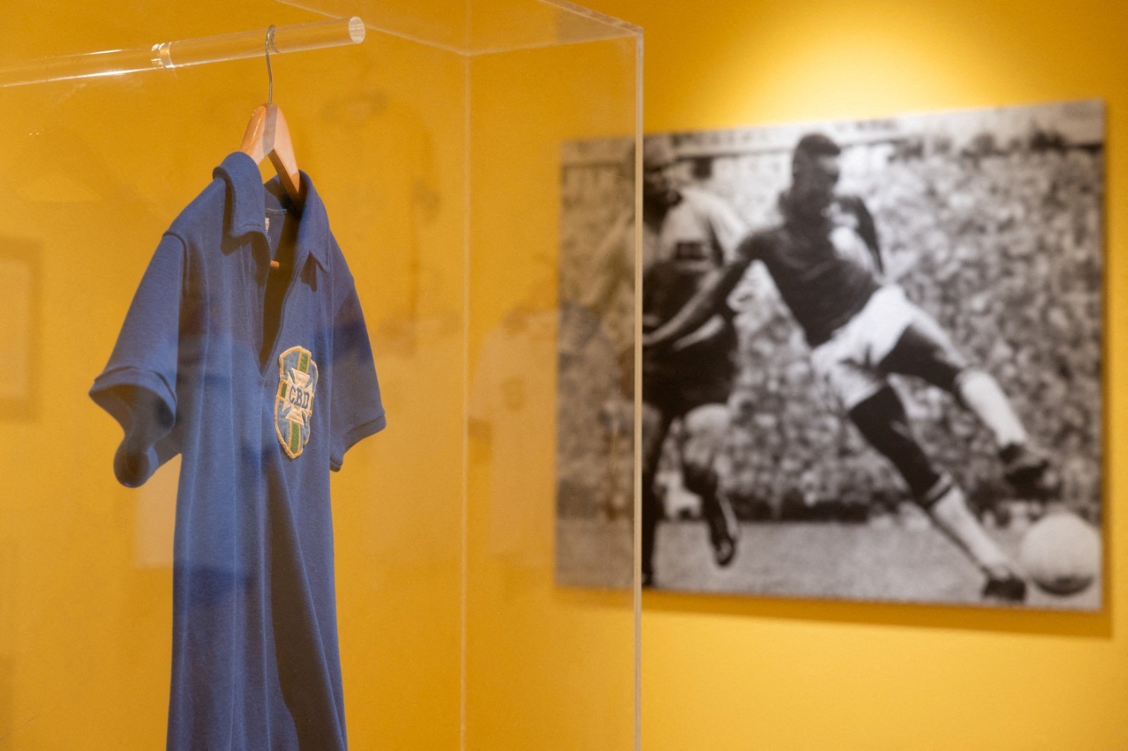 Camisa usada por Pelé na final da Copa de 1958 é vendida por R$ 26,7 milhões em leilão