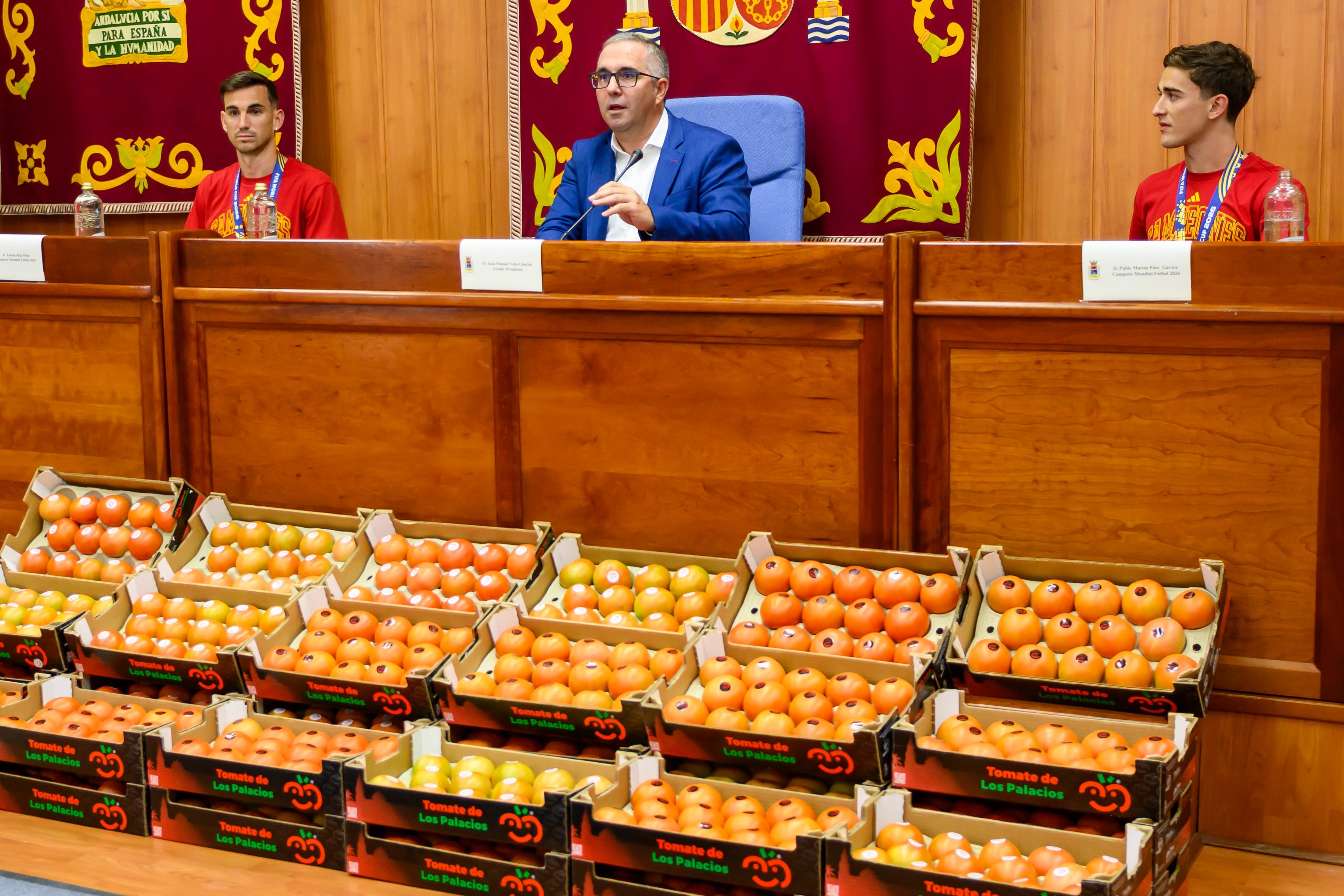 Cidade espanhola presenteia Gavi e Fabián Ruiz com tomates pelo título com a Espanha