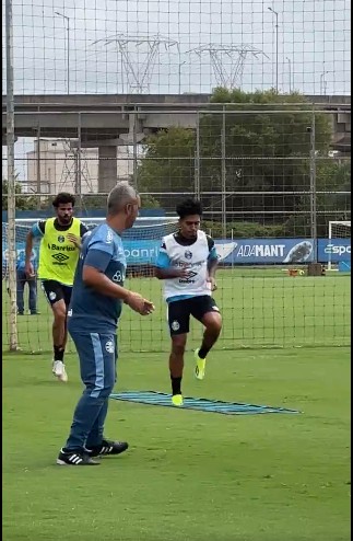 Treino do Grêmio: Diego Costa e Du Queiroz fazem primeira atividade no CT