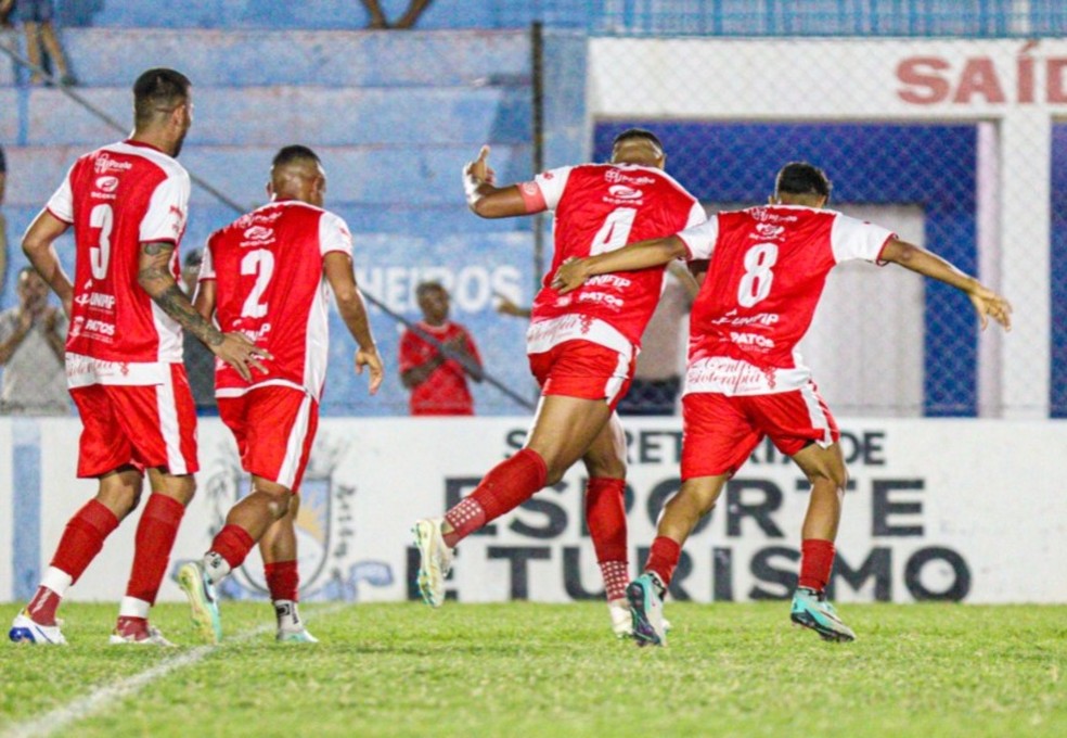 Jogadores do Esporte de Patos comemorando gol na 2� divis�o � Foto: �der Souza