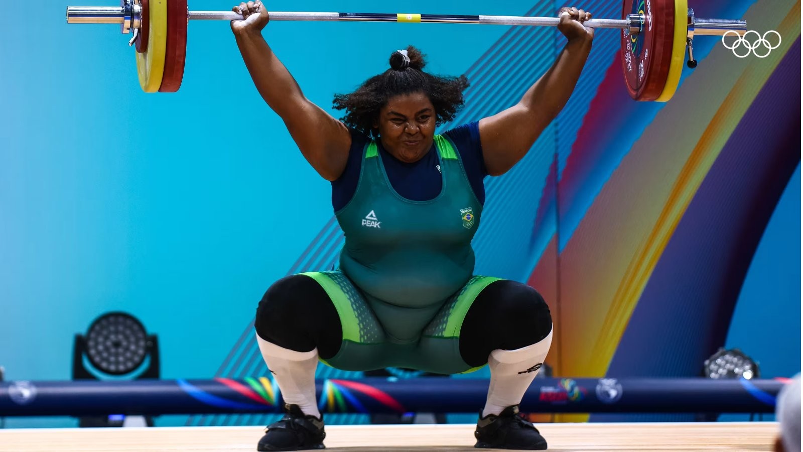 Taiane Justino comemorando vitória no levantamento de pesos