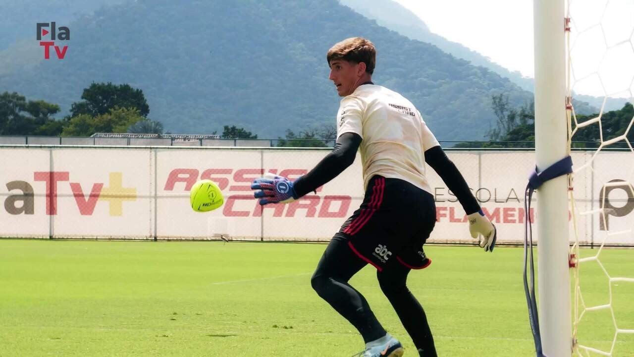 Flamengo treina goleiros com bola oval para melhorar reflexos e desempenho