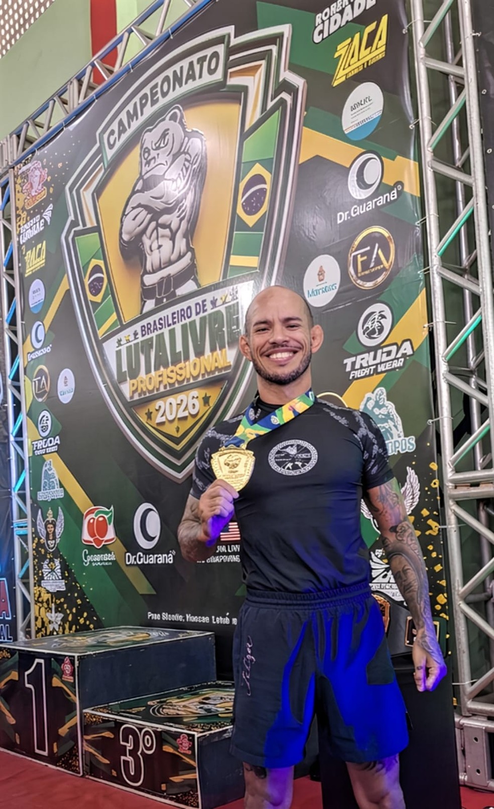 Joamerson Andrade com medalha de campeão Brasileiro