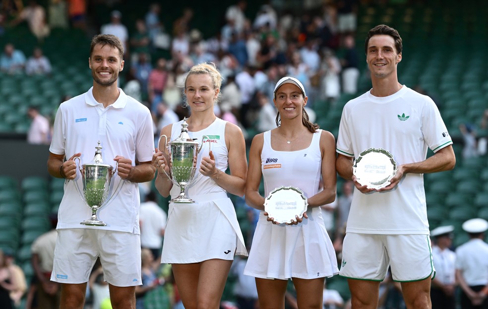 Sem Verbeek, Katerina Siniakova, Luisa Stefani e Joe Salisbury com os troféus de duplas mistas  — Foto: Hannah Peters/Getty Images