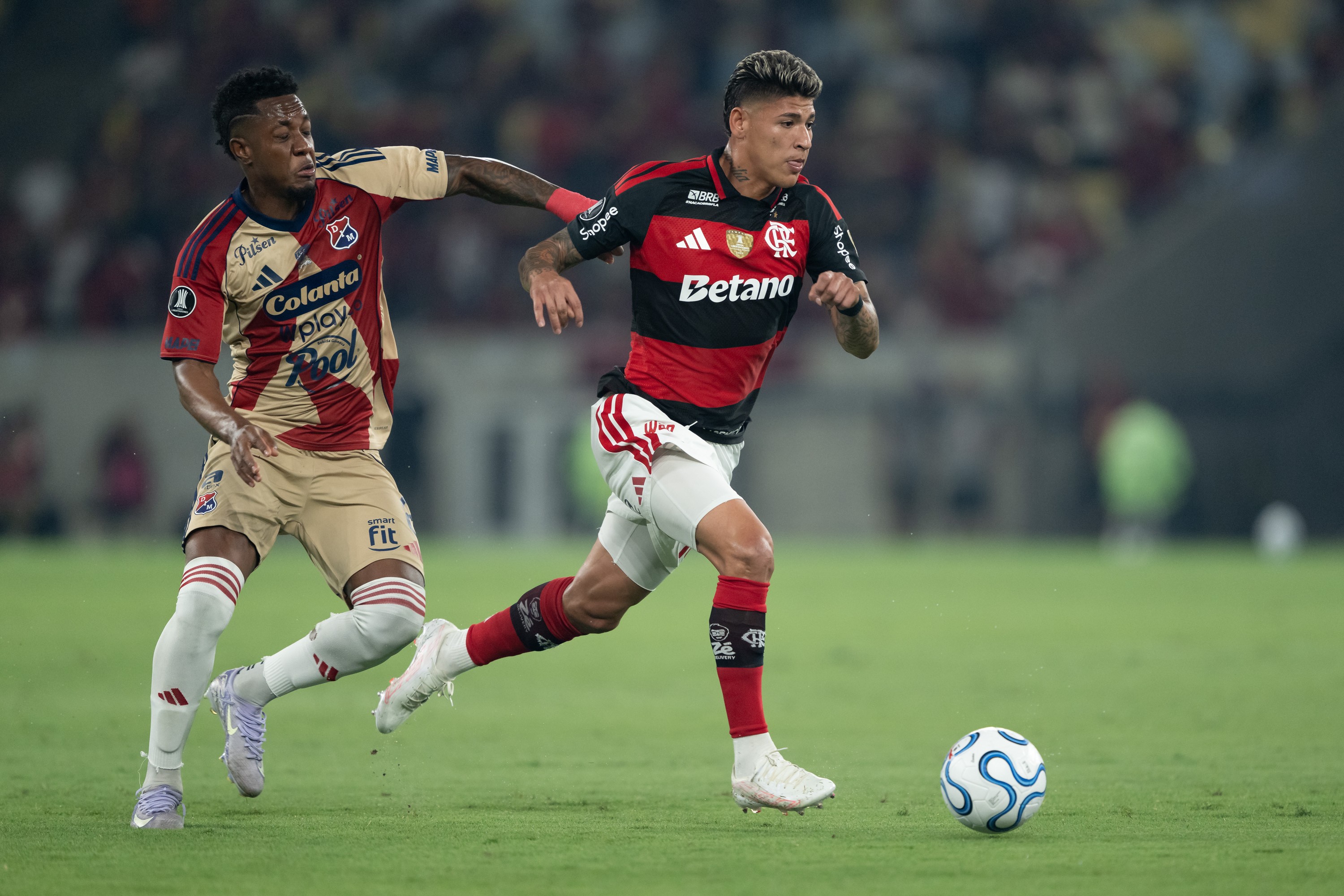 Carrascal desperdiça chance clara, mas Flamengo garante vitória sobre o Independiente Medellín