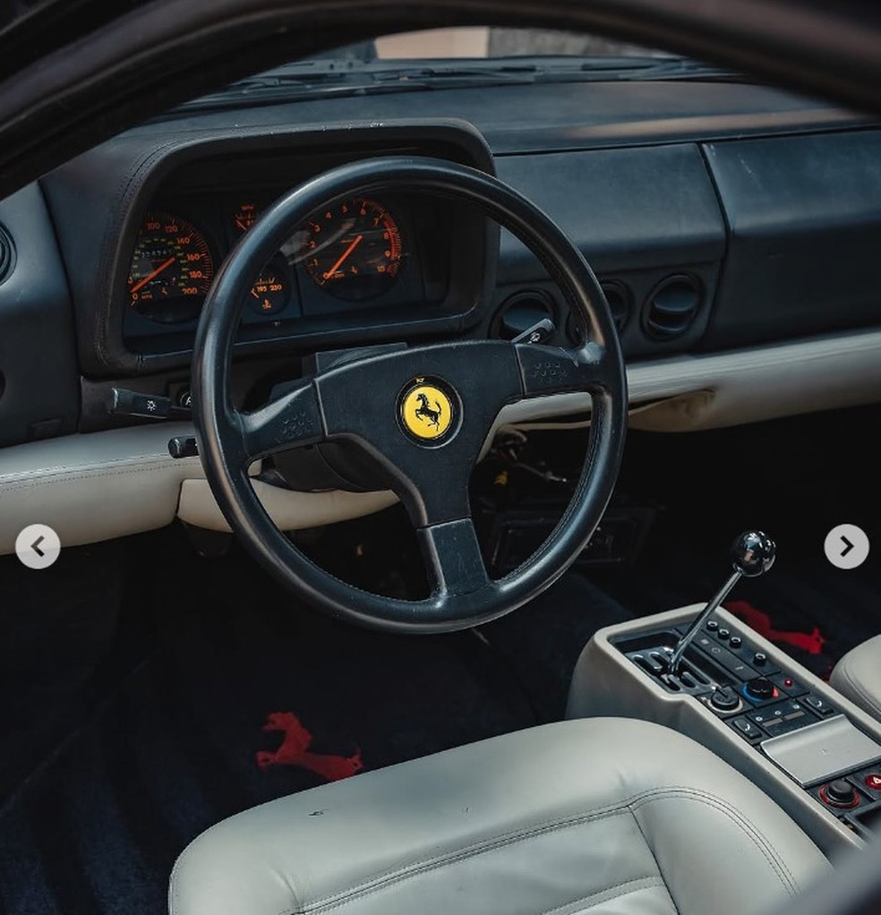 Parte de dentro da Ferrari de Jordan ainda conta com painel original &mdash; Foto: Reprodu&ccedil;&atilde;o/Youtube