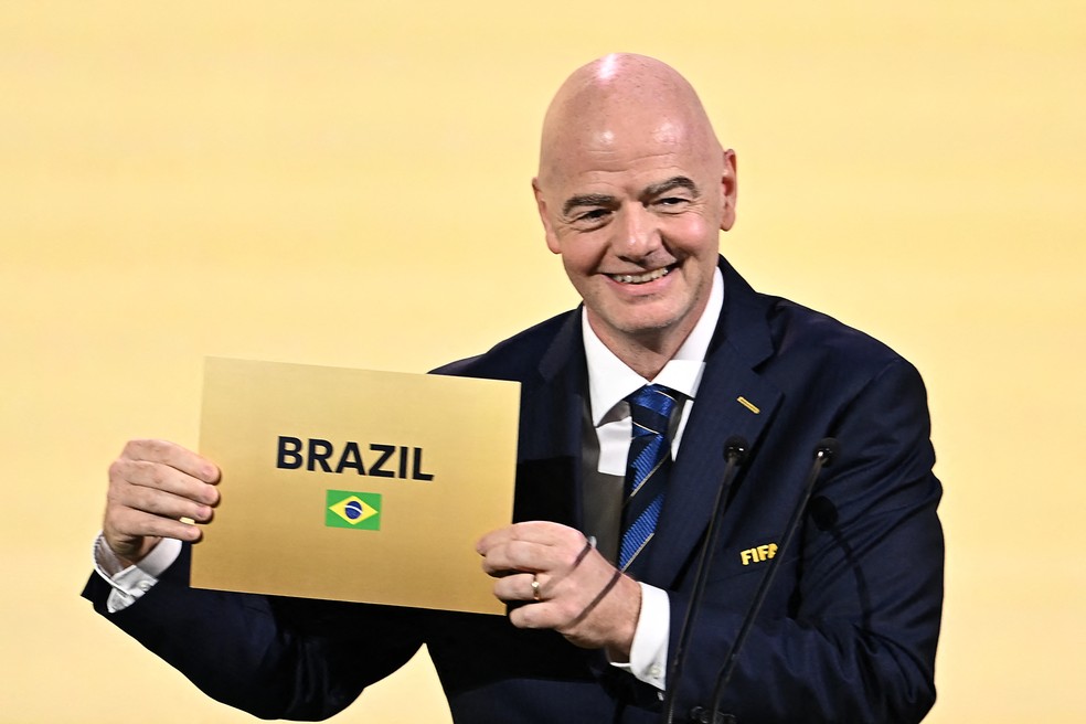 O presidente da Fifa, Gianni Infantino, anuncia o Brasil como sede da Copa Feminina de 2027 — Foto: MANAN VATSYAYANA / AFP