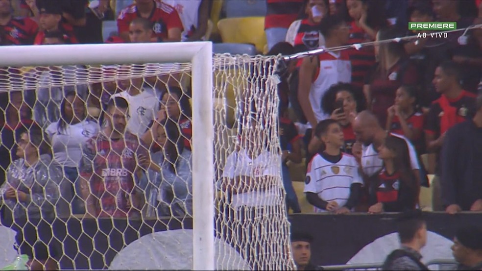 Buraco na rede do Maracanã — Foto: Reprodução