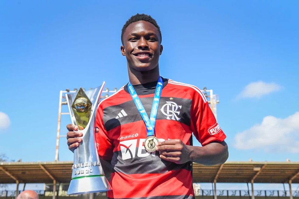 Diegão com a medalha e o troféu de campeão sub-20 no Flamengo — Foto: Divulgação / Flamengo