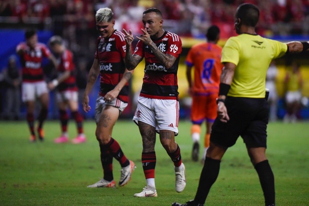 Everton Cebolinha foi o principal destaque no primeiro jogo do Flamengo no ano — Foto: Gilvan de Souza e Marcelo Cortes / CRF