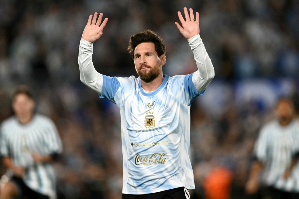 Messi antes da partida de despedida — Foto: AFP/LUIS ROBAYO