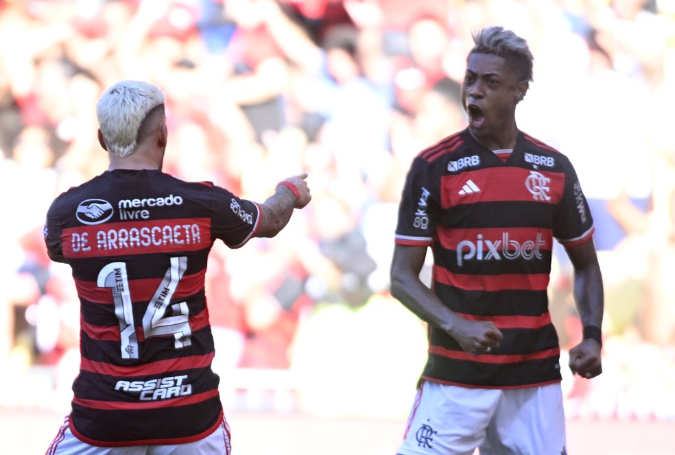 Arrascaeta aponta para Bruno Henrique após assistência no gol