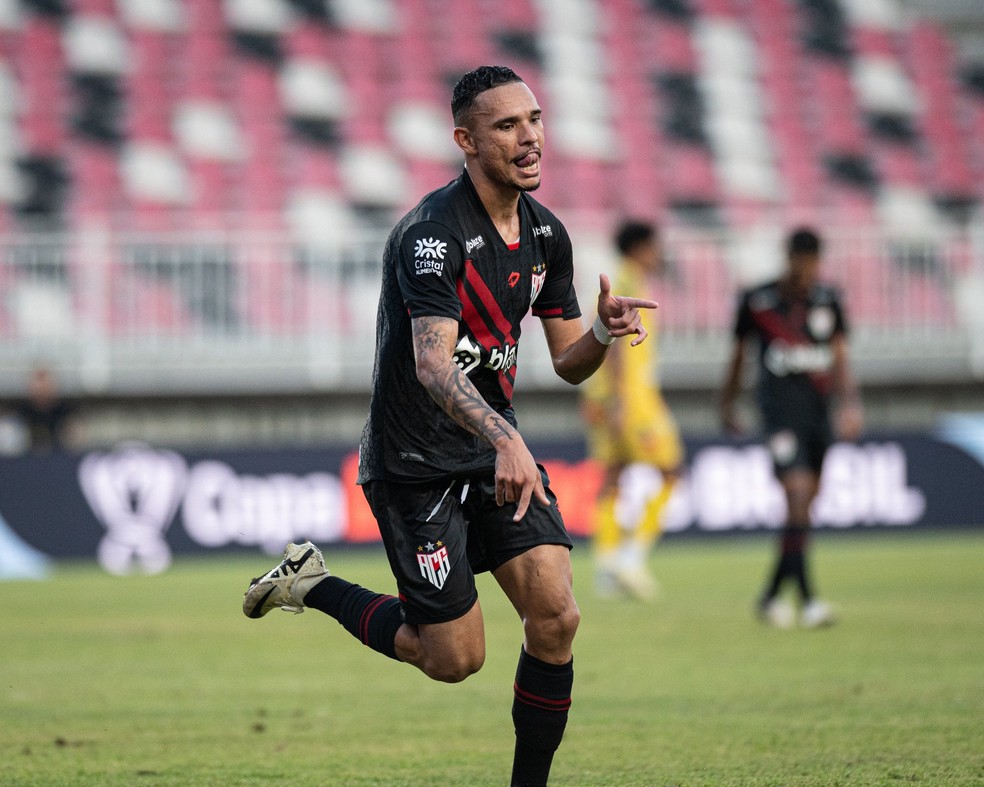 Luis Fernando comemora gol do Atlético-GO contra o Brusque — Foto: Luiz Vieira