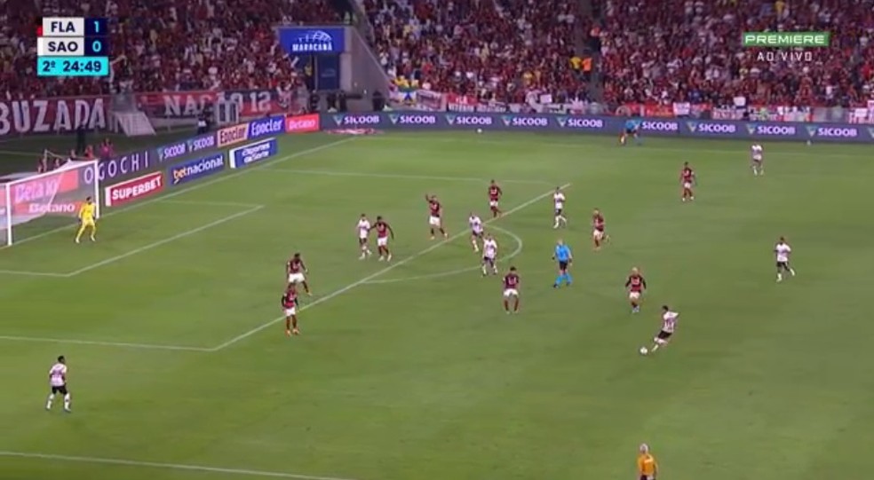 Buraco na marca��o do Flamengo pouco antes do gol do Calleri � Foto: Reprodu��o / Premiere