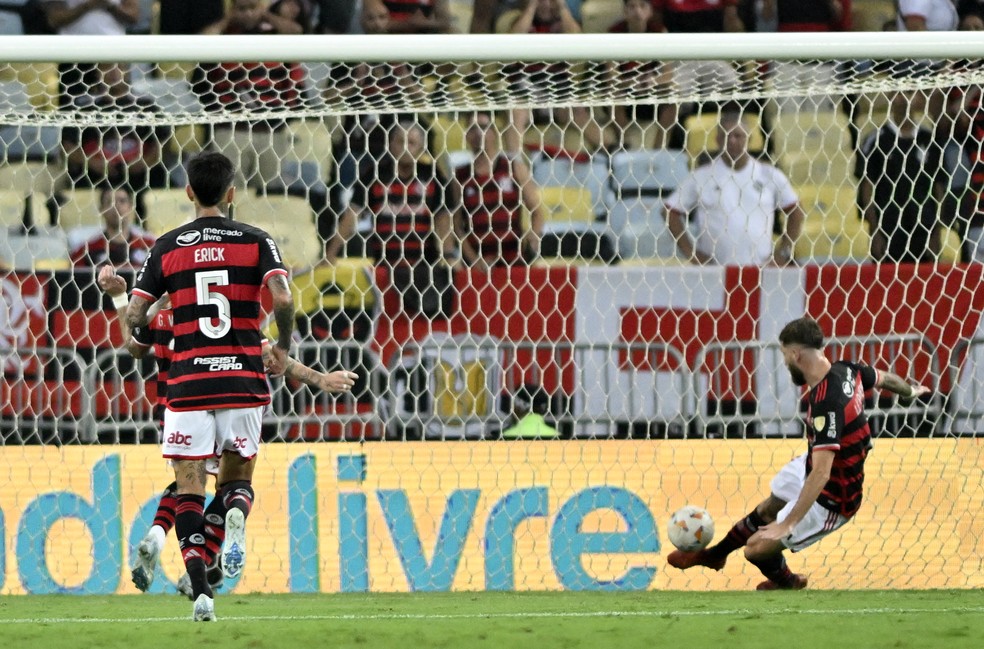 Léo Pereira tenta em vão evitar o primeiro gol do jogo entre Flamengo e Peñarol — Foto: André Durão