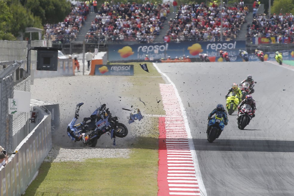 Acidente de Álex Márquez no GP da Catalunha de MotoGP — Foto: Gold & Goose Photography/Getty Images
