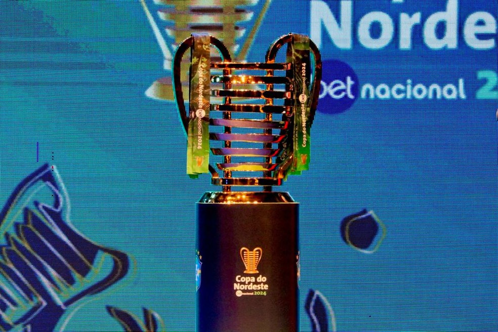 A "orelhuda", taça de campeão da Copa do Nordeste — Foto: Arthur Ribeiro