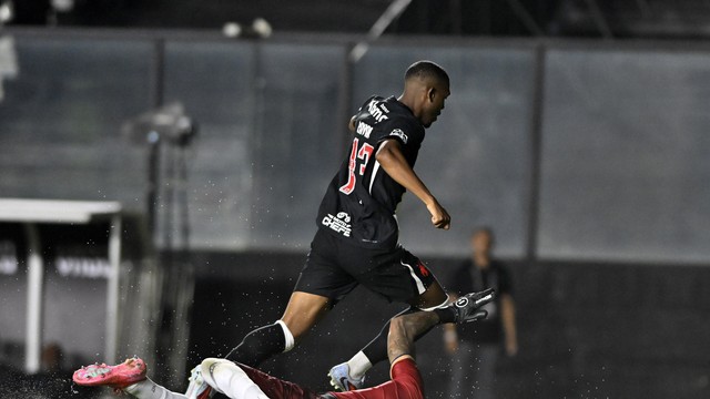 Rayan dribla o goleiro para fazer o terceiro gol do Vasco contra o Maricá