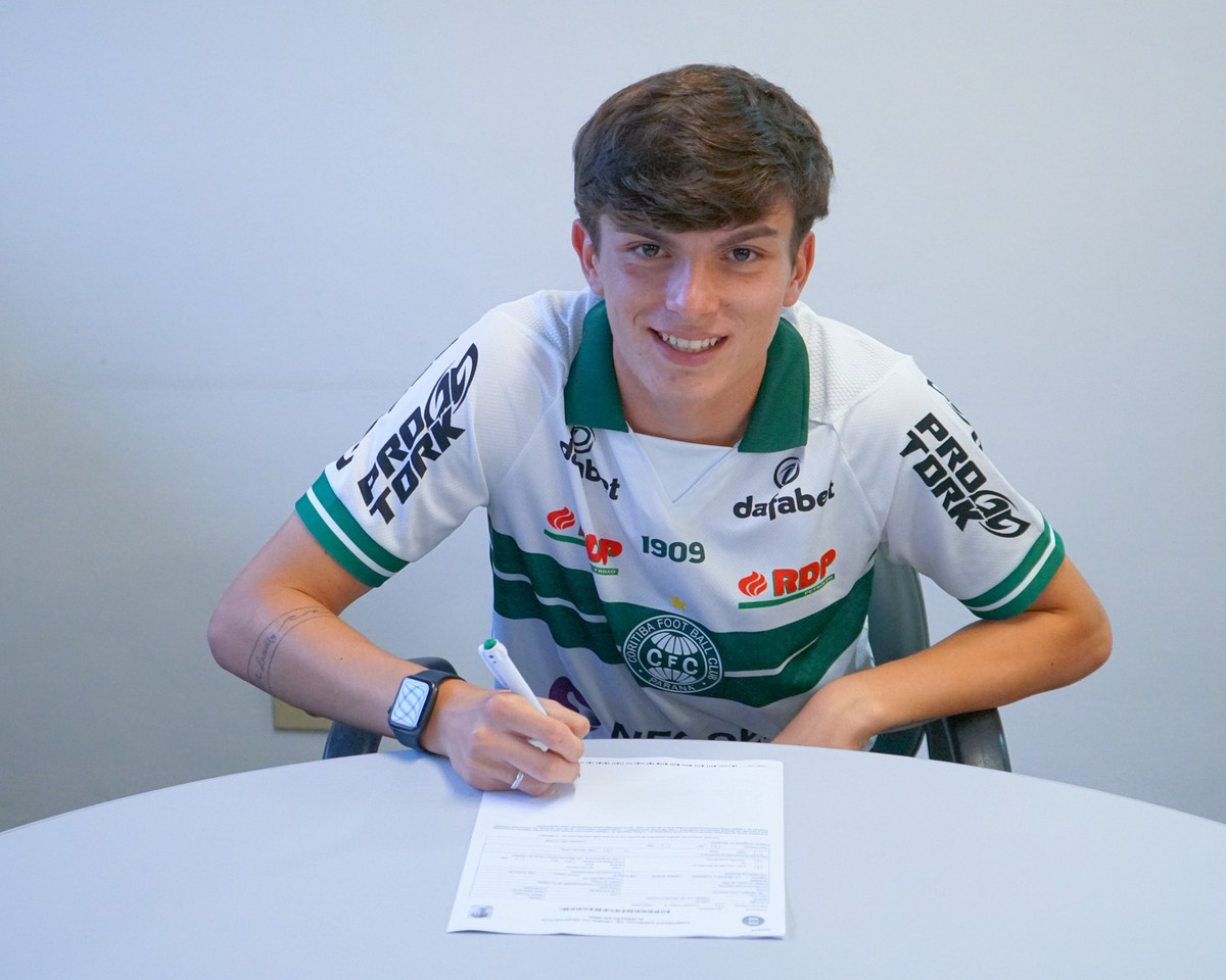 Promessa da base, meia Rafael Fonseca amplia vínculo com o Coritiba até