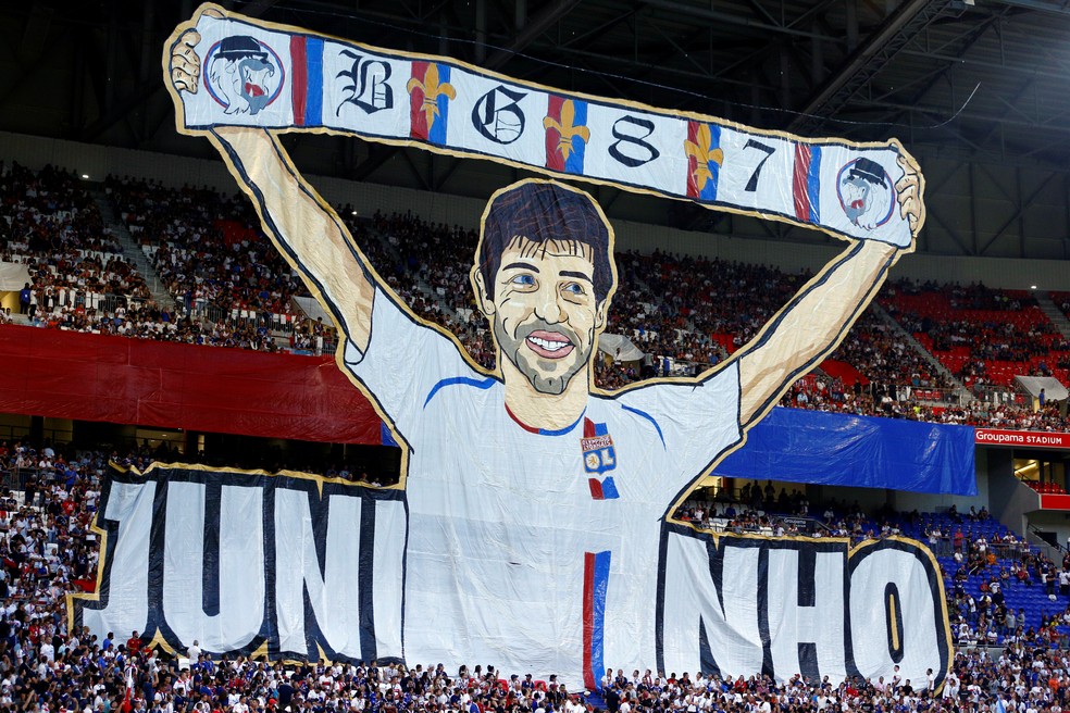 Torcida do Lyon homenageia Juninho Pernambucano com mosaico 3D | futebol internacional | ge