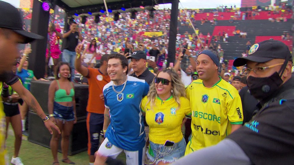 Ronaldinho marca e Whindersson Nunes se lesiona em jogo