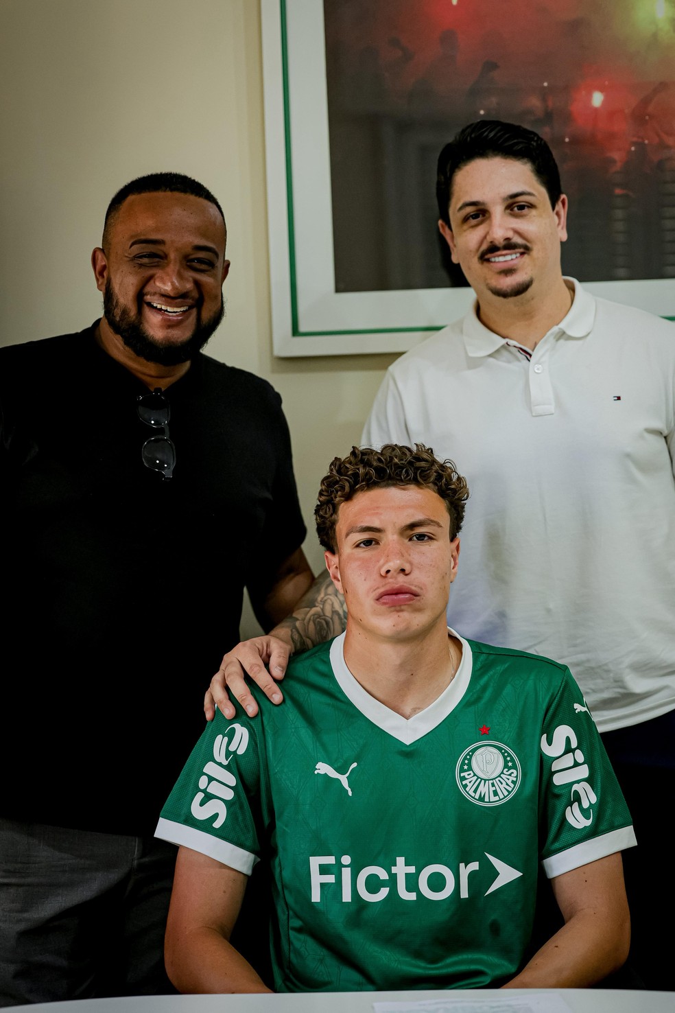 Palmeiras assina com zagueiro de 1,90m para o sub-20 e põe multa de R$ 637 milhões para o exterior