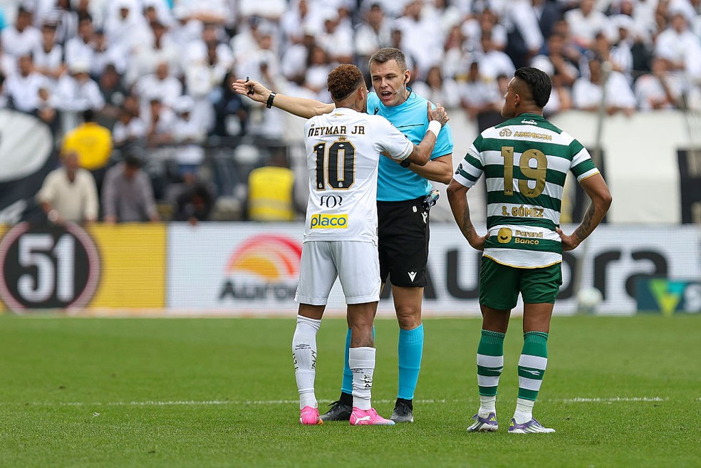 Neymar com grafia sem ponto final em camisa de time