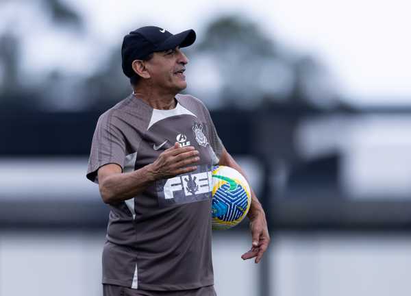 Corinthians encerra preparação para semifinal contra Flamengo com escalação definida.