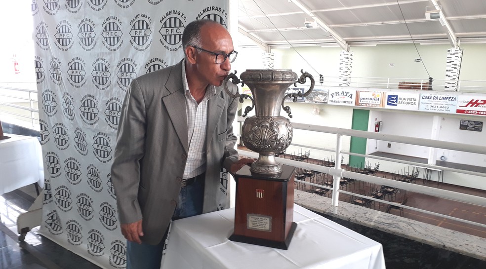 Mirandinha beija a taça do título de 1979: coração é duplamente palmeirense  — Foto: Carlos Alciati Neto